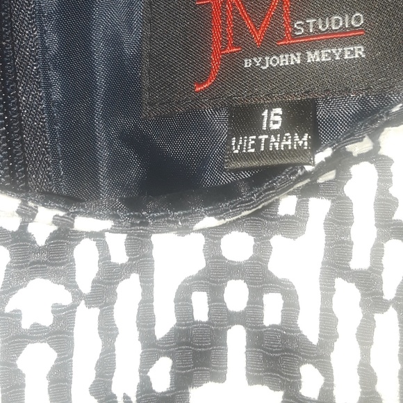 SUIT 2 Piece Dress Suit - Picture 2 of 4